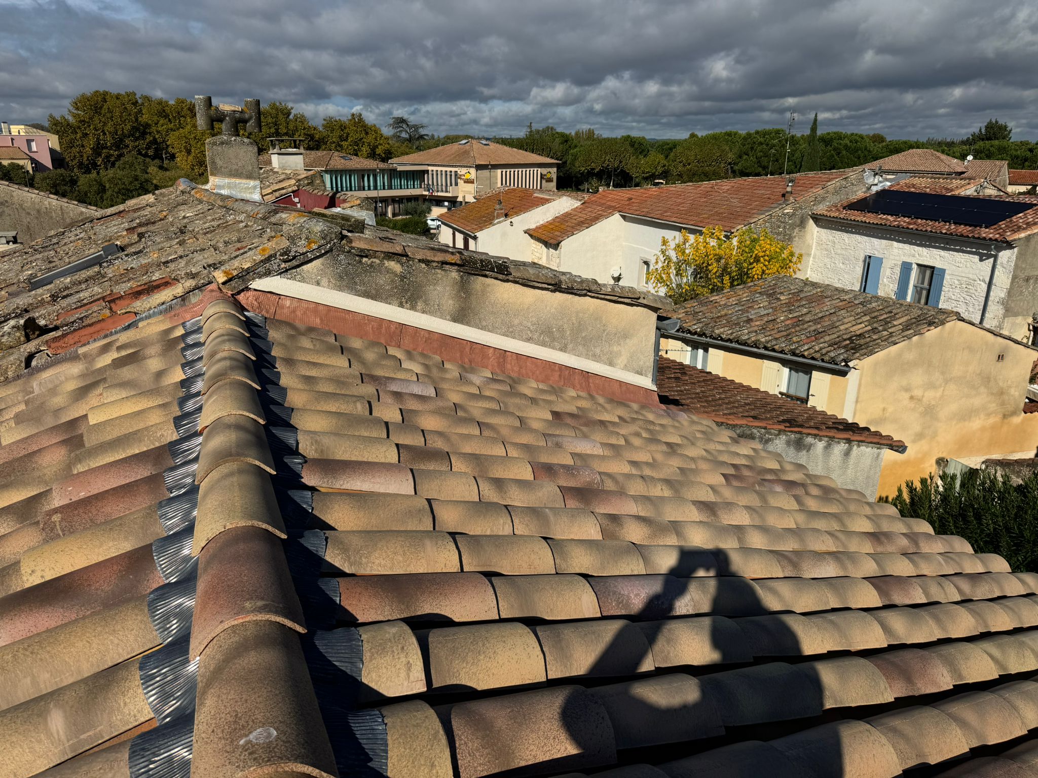 Avant — Démoussage + hydrofuge tuile canal à Pernes-les-Fontaines (84)