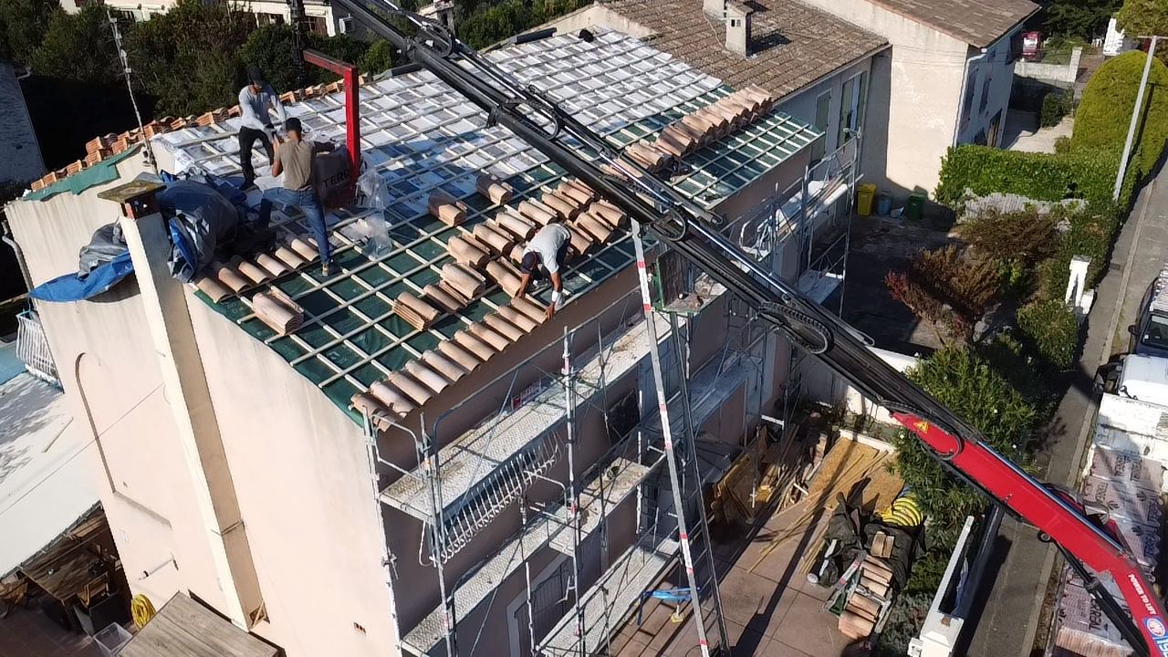 Avant — Réfection partielle + reprise faîtage à Villeneuve-lès-Avignon (30)